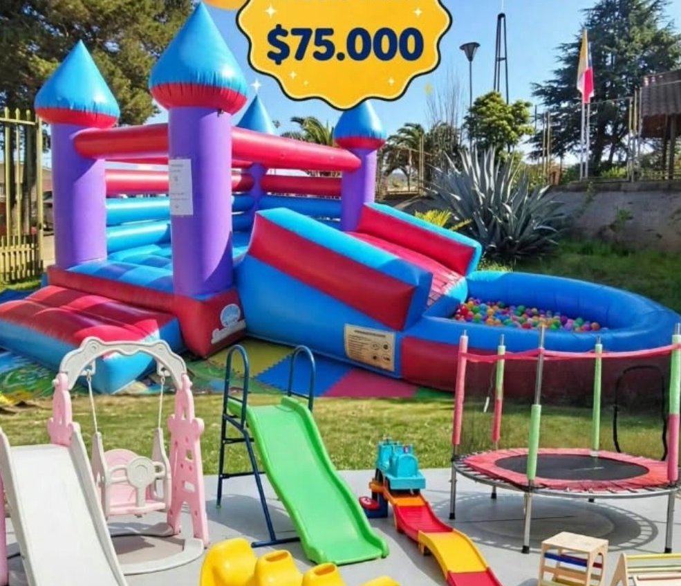 Castillo inflable con piscina de pelotas junto a resbalines, columpio, balancín, montaña rusa, cama elástica y Pikler