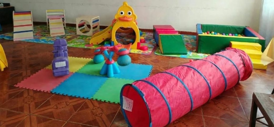 Zona Pikler, túnel y piscina de pelotas de la plaza blanda