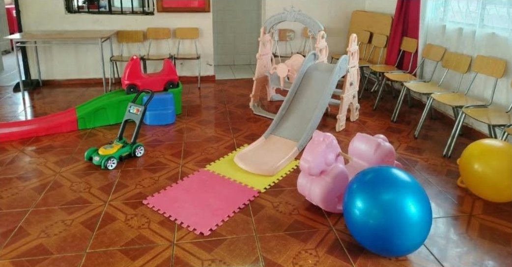 Zona con autitos, balancines, resbalín con columpio y pelotas saltarinas
